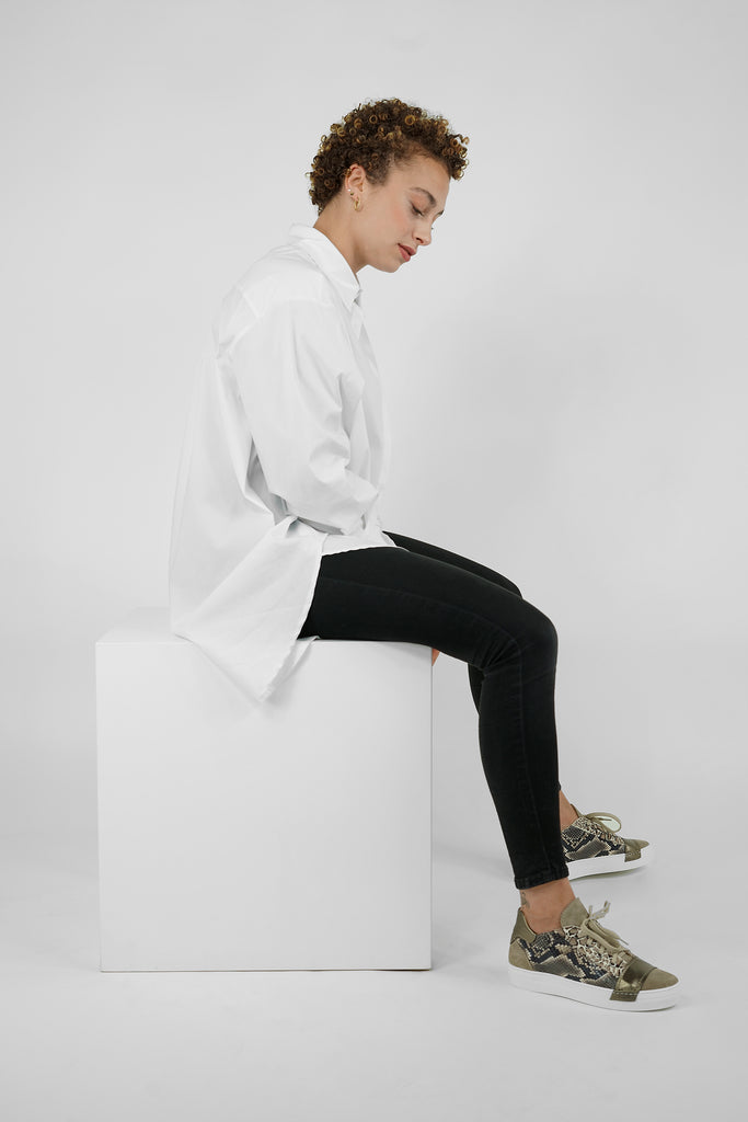 Sportlich chicer Patchwork-Sneaker, vorne mit breitem Lederband aus dem Hause L´ECOLOGICA:
