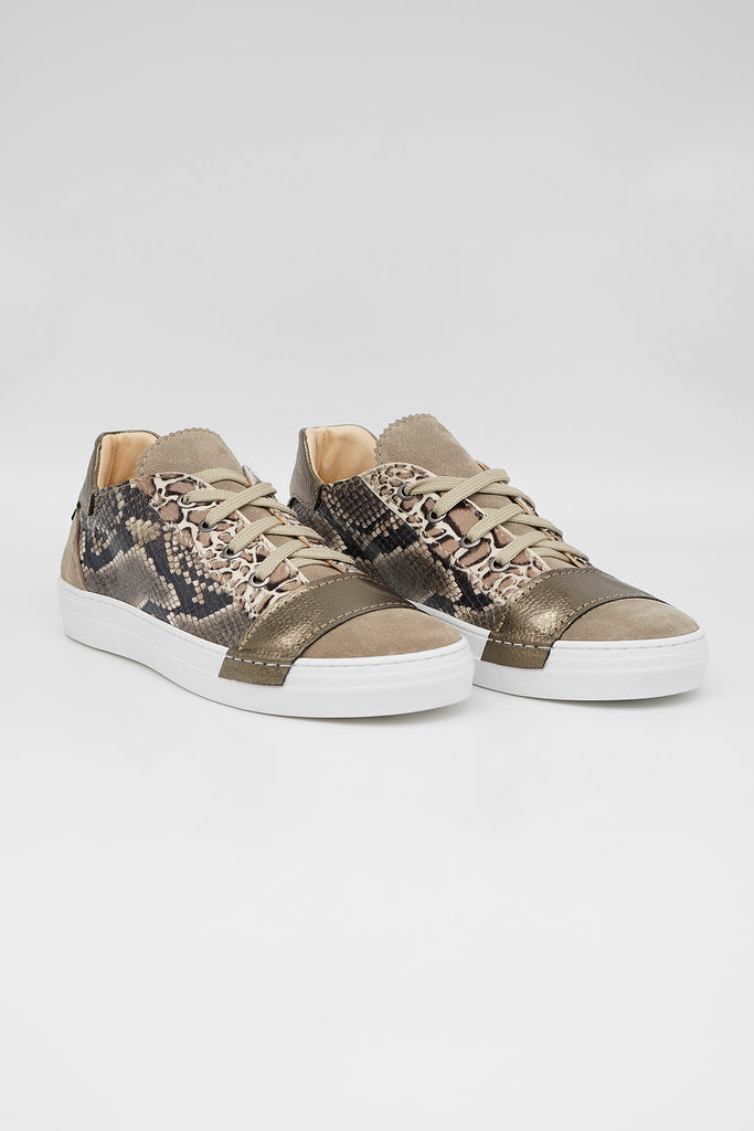Sportlich chicer Patchwork-Sneaker, vorne mit breitem Lederband aus dem Hause L´ECOLOGICA
