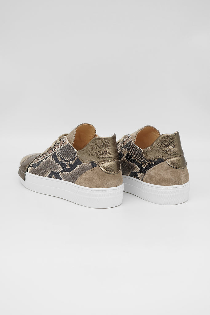 Sportlich chicer Patchwork-Sneaker, vorne mit breitem Lederband aus dem Hause L´ECOLOGICA