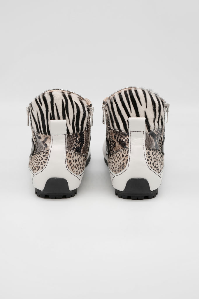 Höchster Ausdruck von Charakter und Einzigartigkeit: halbhoher Sneaker mit Patchwork aus Silberglitzer, Animaldessin und Fell aus dem Hause L`Ecologica.
