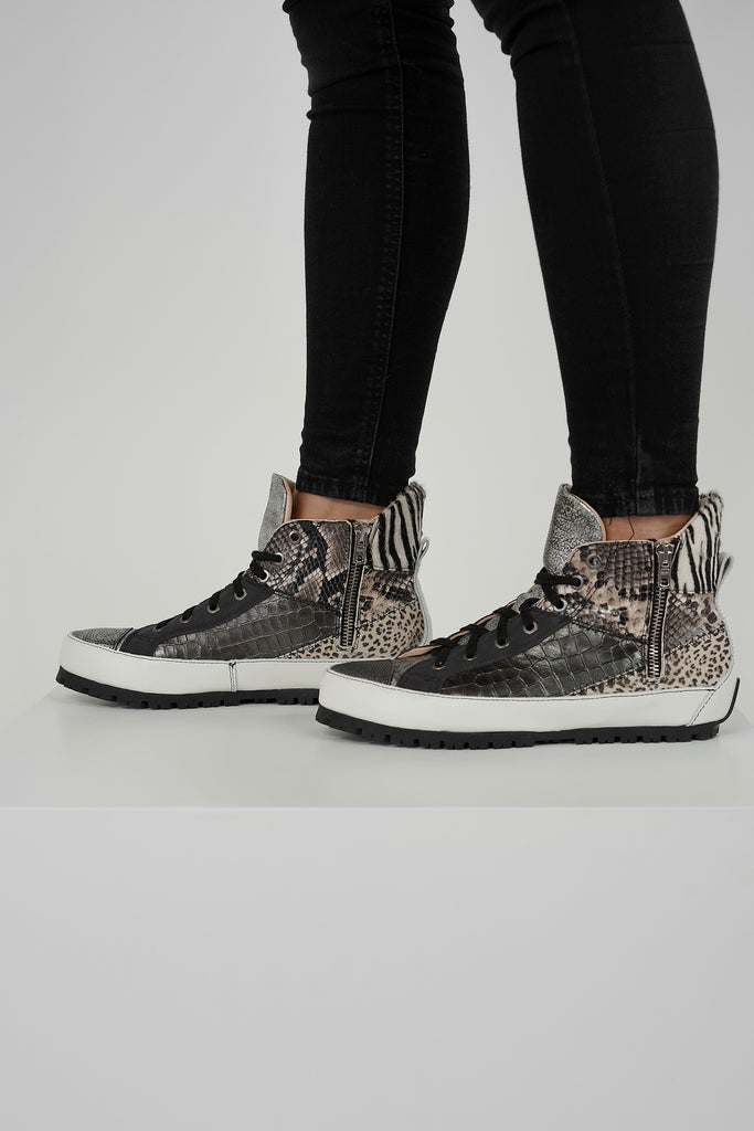 Höchster Ausdruck von Charakter und Einzigartigkeit: halbhoher Sneaker mit Patchwork aus Silberglitzer, Animaldessin und Fell aus dem Hause L`Ecologica.