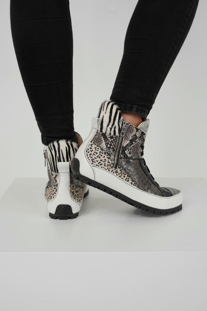 Höchster Ausdruck von Charakter und Einzigartigkeit: halbhoher Sneaker mit Patchwork aus Silberglitzer, Animaldessin und Fell aus dem Hause L`Ecologica.