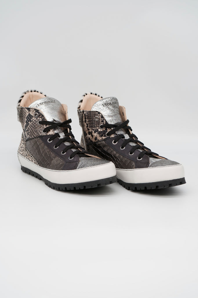 Höchster Ausdruck von Charakter und Einzigartigkeit: halbhoher Sneaker mit Patchwork aus Silberglitzer, Animaldessin und Fell aus dem Hause L`Ecologica.