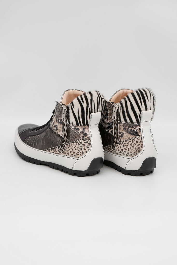 Höchster Ausdruck von Charakter und Einzigartigkeit: halbhoher Sneaker mit Patchwork aus Silberglitzer, Animaldessin und Fell aus dem Hause L`Ecologica.
