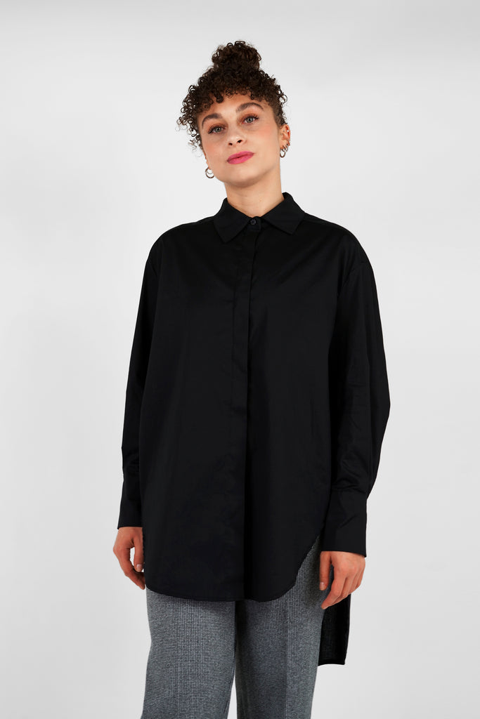 Oversize-Bluse aus reiner Baumwolle in schwarz