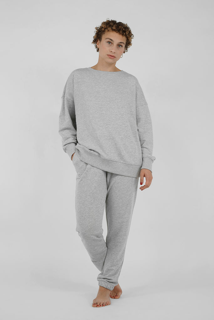   Komplettiert jedes Casual-Outfit, ist zeitlos und dabei immer noch ein modisches Statement: das Sweatshirt!   Das superlässige Modell im coolen Oversize-Fit hat einen gerippten Rundhalsausschnitt, überschnittene Schultern, gerippte Bündchen-Abschlüsse an den Ärmeln und am Saum. Mit typischer Frottee-Struktur auf der Innenseite.