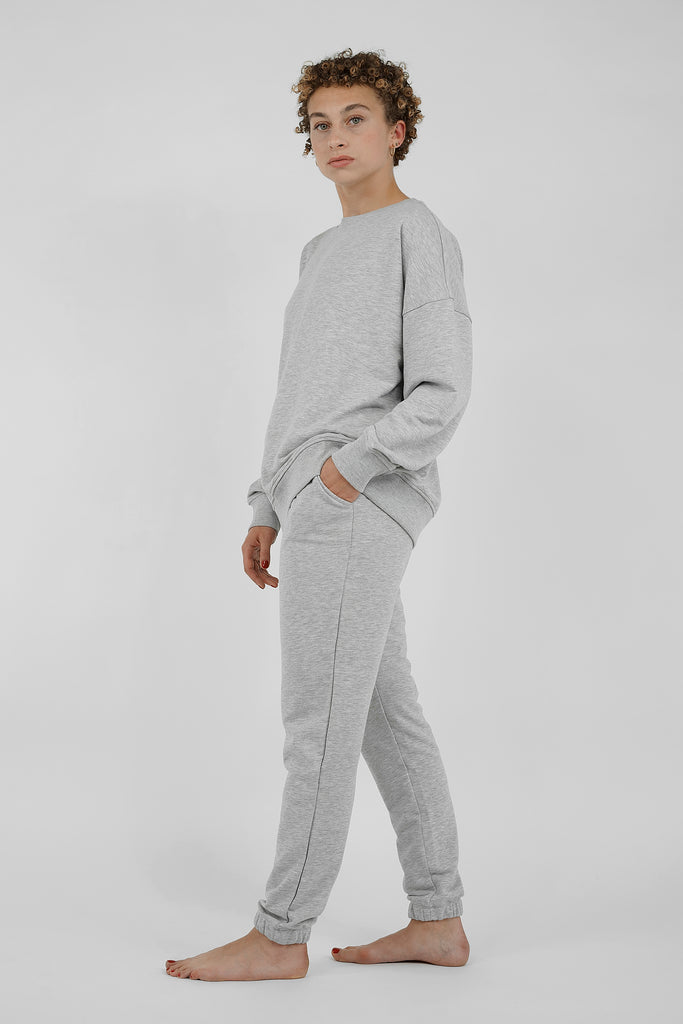   Komplettiert jedes Casual-Outfit, ist zeitlos und dabei immer noch ein modisches Statement: das Sweatshirt!   Das superlässige Modell im coolen Oversize-Fit hat einen gerippten Rundhalsausschnitt, überschnittene Schultern, gerippte Bündchen-Abschlüsse an den Ärmeln und am Saum. Mit typischer Frottee-Struktur auf der Innenseite.