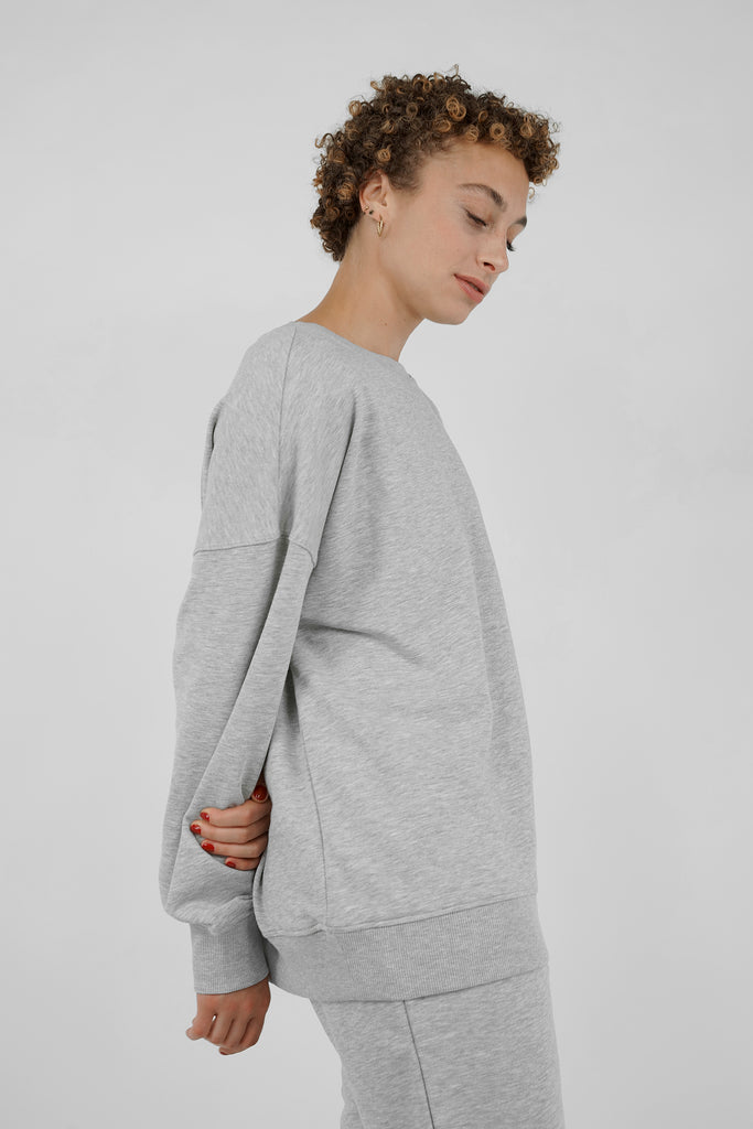   Komplettiert jedes Casual-Outfit, ist zeitlos und dabei immer noch ein modisches Statement: das Sweatshirt!   Das superlässige Modell im coolen Oversize-Fit hat einen gerippten Rundhalsausschnitt, überschnittene Schultern, gerippte Bündchen-Abschlüsse an den Ärmeln und am Saum. Mit typischer Frottee-Struktur auf der Innenseite.