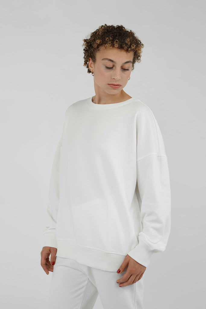 Komplettiert jedes Casual-Outfit, ist zeitlos und dabei immer noch ein modisches Statement: das Sweatshirt!   Das superlässige Modell im coolen Oversize-Fit hat einen gerippten Rundhalsausschnitt, überschnittene Schultern, gerippte Bündchen-Abschlüsse an den Ärmeln und am Saum. Mit typischer Frottee-Struktur auf der Innenseite.