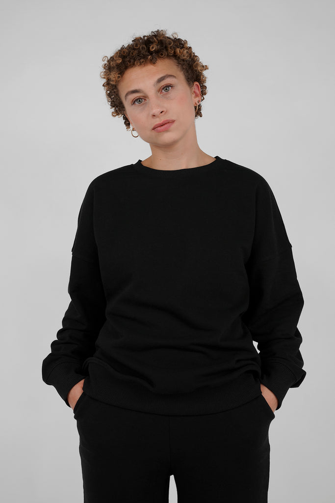 Komplettiert jedes Casual-Outfit, ist zeitlos und dabei immer noch ein modisches Statement: das Sweatshirt!   Das superlässige Modell im coolen Oversize-Fit hat einen gerippten Rundhalsausschnitt, überschnittene Schultern, gerippte Bündchen-Abschlüsse an den Ärmeln und am Saum. Mit typischer Frottee-Struktur auf der Innenseite.