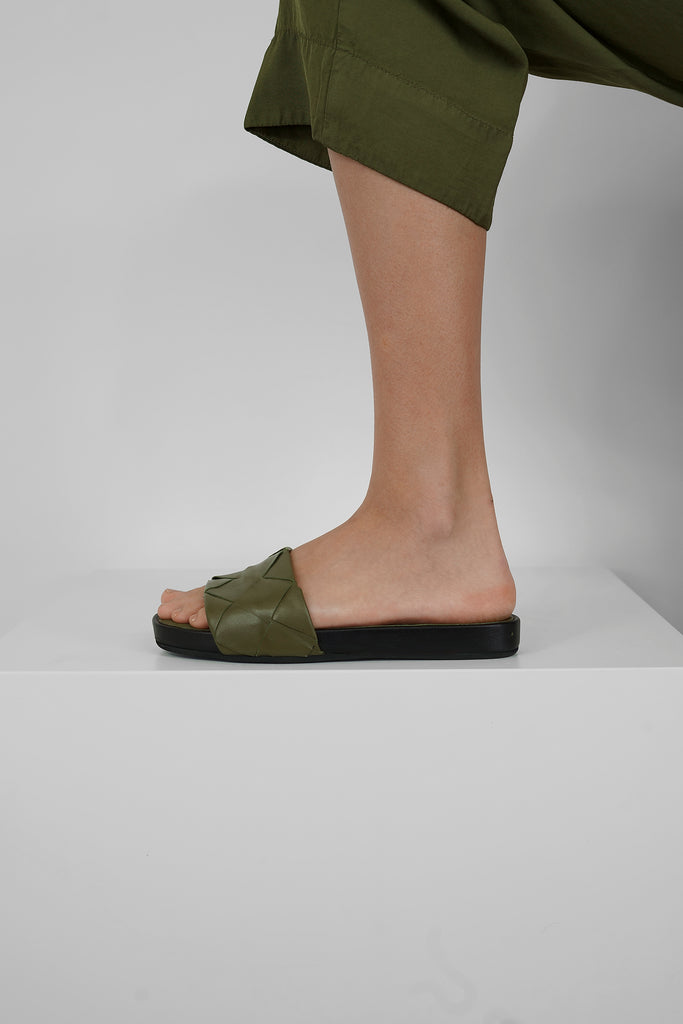 Ideal für den Sommer!  Die flache Pantolette aus edlem Nappaleder in geflochtenem Design ist eine modische Abrundung für Ihre Sommer-Outfits.  Lederbezogenes, gepolstertes Fußbett dekorative Nieten an der Ferse