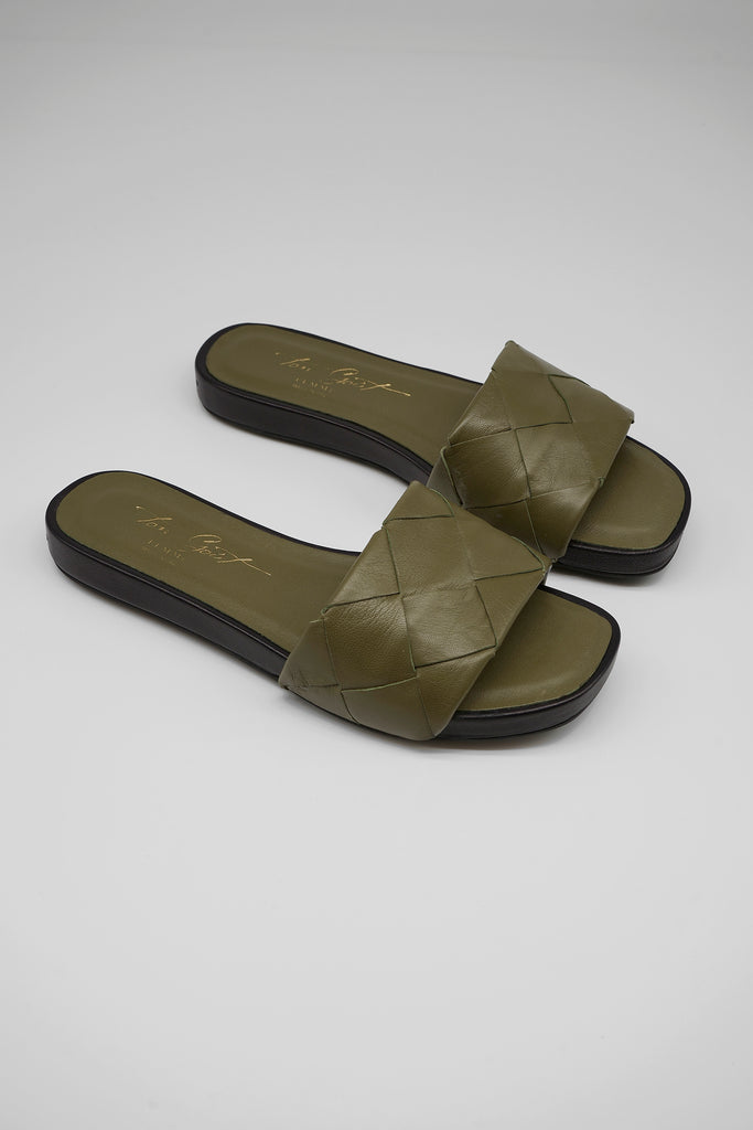 Ideal für den Sommer!  Die flache Pantolette aus edlem Nappaleder in geflochtenem Design ist eine modische Abrundung für Ihre Sommer-Outfits.  Lederbezogenes, gepolstertes Fußbett dekorative Nieten an der Ferse