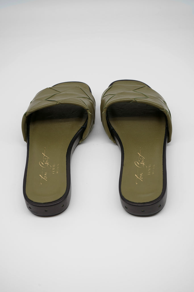 Ideal für den Sommer!  Die flache Pantolette aus edlem Nappaleder in geflochtenem Design ist eine modische Abrundung für Ihre Sommer-Outfits.  Lederbezogenes, gepolstertes Fußbett dekorative Nieten an der Ferse