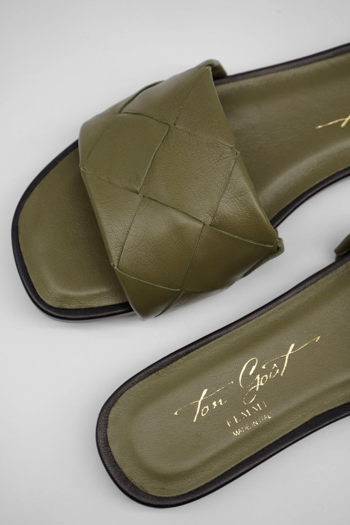 Ideal für den Sommer!  Die flache Pantolette aus edlem Nappaleder in geflochtenem Design ist eine modische Abrundung für Ihre Sommer-Outfits.  Lederbezogenes, gepolstertes Fußbett dekorative Nieten an der Ferse