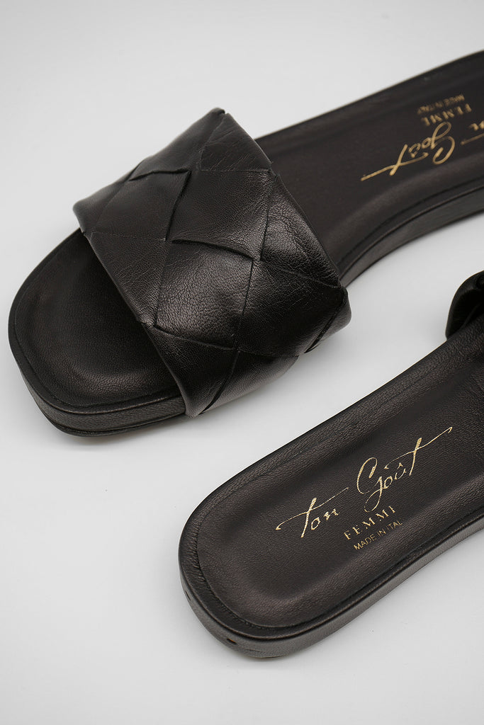 Ideal für den Sommer!  Die flache Pantolette aus edlem Nappaleder in geflochtenem Design ist eine modische Abrundung für Ihre Sommer-Outfits.  Lederbezogenes, gepolstertes Fußbett dekorative Nieten an der hinteren Sohle