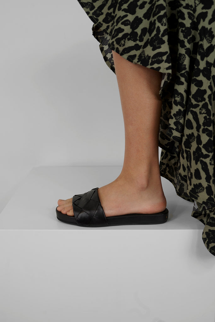 Ideal für den Sommer!  Die flache Pantolette aus edlem Nappaleder in geflochtenem Design ist eine modische Abrundung für Ihre Sommer-Outfits.  Lederbezogenes, gepolstertes Fußbett dekorative Nieten an der hinteren Sohle
