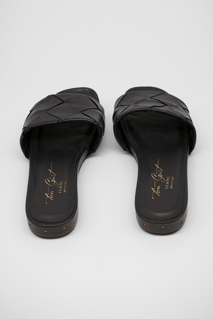 Ideal für den Sommer!  Die flache Pantolette aus edlem Nappaleder in geflochtenem Design ist eine modische Abrundung für Ihre Sommer-Outfits.  Lederbezogenes, gepolstertes Fußbett dekorative Nieten an der hinteren Sohle