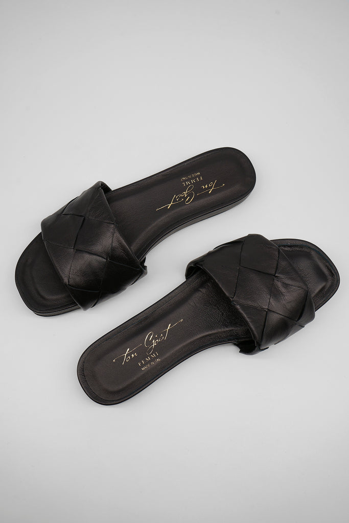 Ideal für den Sommer!  Die flache Pantolette aus edlem Nappaleder in geflochtenem Design ist eine modische Abrundung für Ihre Sommer-Outfits.  Lederbezogenes, gepolstertes Fußbett dekorative Nieten an der hinteren Sohle