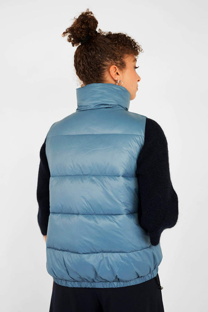 Dominierender Winter-Trend: Puffer-Westen! Das nachhaltige Winter-Statement-Piece: die ultraleichte Puffer-Weste mit daunenfreier Wattierung aus pflanzlichen Bio-Rohstoff-basierenden Fasern "DuPont-Sorona". Das Material fühlt sich an wie Daune, ist weich, leicht und trotzdem warm, außerdem atmungsaktiv und schnelltrocknend. 