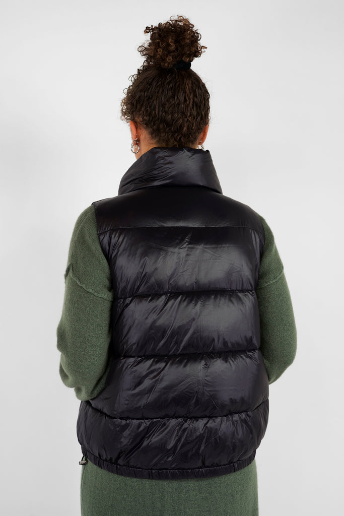  Dominierender Winter-Trend: Puffer-Westen! Das nachhaltige Winter-Statement-Piece: die ultraleichte Puffer-Weste mit daunenfreier Wattierung aus pflanzlichen Bio-Rohstoff-basierenden Fasern "DuPont-Sorona". Das Material fühlt sich an wie Daune, ist weich, leicht und trotzdem warm, außerdem atmungsaktiv und schnelltrocknend.