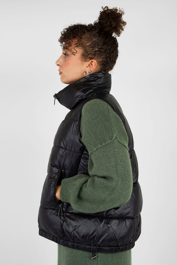  Dominierender Winter-Trend: Puffer-Westen! Das nachhaltige Winter-Statement-Piece: die ultraleichte Puffer-Weste mit daunenfreier Wattierung aus pflanzlichen Bio-Rohstoff-basierenden Fasern "DuPont-Sorona". Das Material fühlt sich an wie Daune, ist weich, leicht und trotzdem warm, außerdem atmungsaktiv und schnelltrocknend.