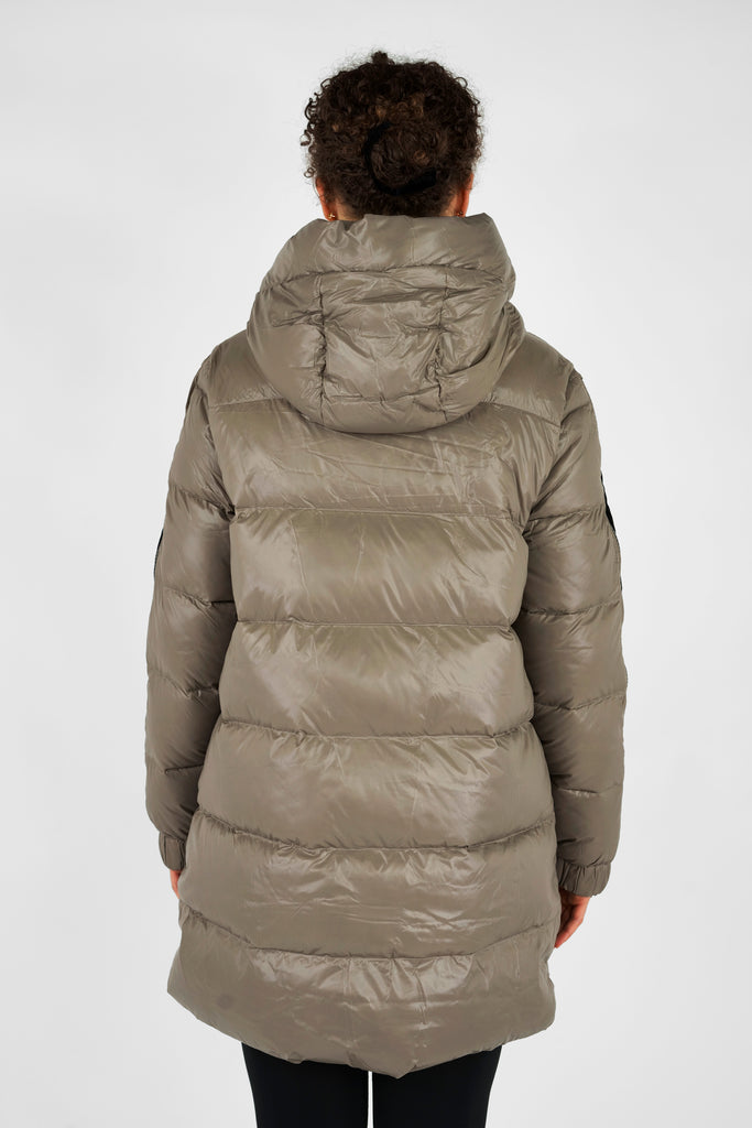 Sportlich chic auf ganzer Linie  Die Daunen-Kapuzenjacke in A-Linie kommt mit exklusivem Ärmel-Design. Besonders: mit einer markanten XL-Samtkordel und breitem Samtband entlang der Ärmel, welche sich mit einem langen schwarzen Zipper öffnen lassen. Die technischen Features: Kerniger Zwei-Wege-Frontzipper mit unterlegter Sturmblende, elastische Ärmelabschlüsse und praktische Leisten-Eingrifftaschen.