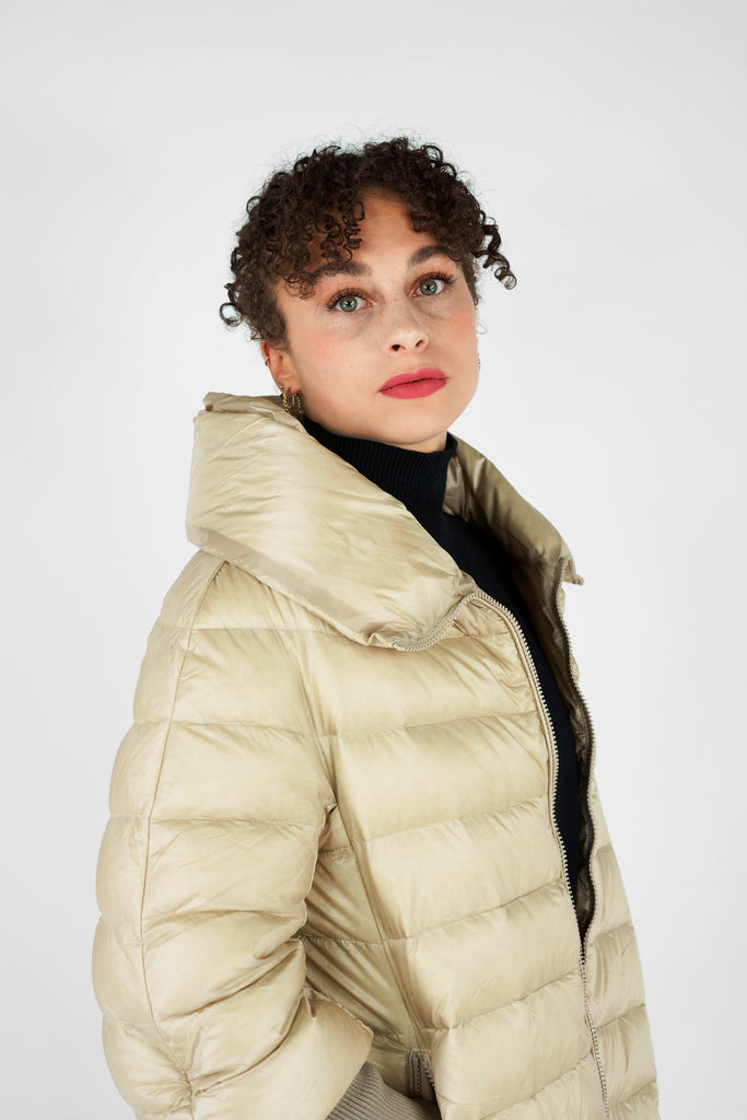 Style trifft auf Funktion: Puffer-Daunenmantel mit Strickärmel  Das Daunen-Modell hat einen voluminösen, relaxed Fit und bietet jede Menge Bewegungsfreiheit. Besonders ist der hohe Stehkragen mit Puffy-Kapuze, die hinten mit einem Druckknopf eingerollt und versteckt werden kann. Weitere Features: Zwei-Wege-Frontzipper und praktische Eingrifftaschen mit Reißverschluss. Die hohen, gerippten Ärmelabschlüsse machen den Kurzmantel zu einem absoluten Fashion-Winterpiece.