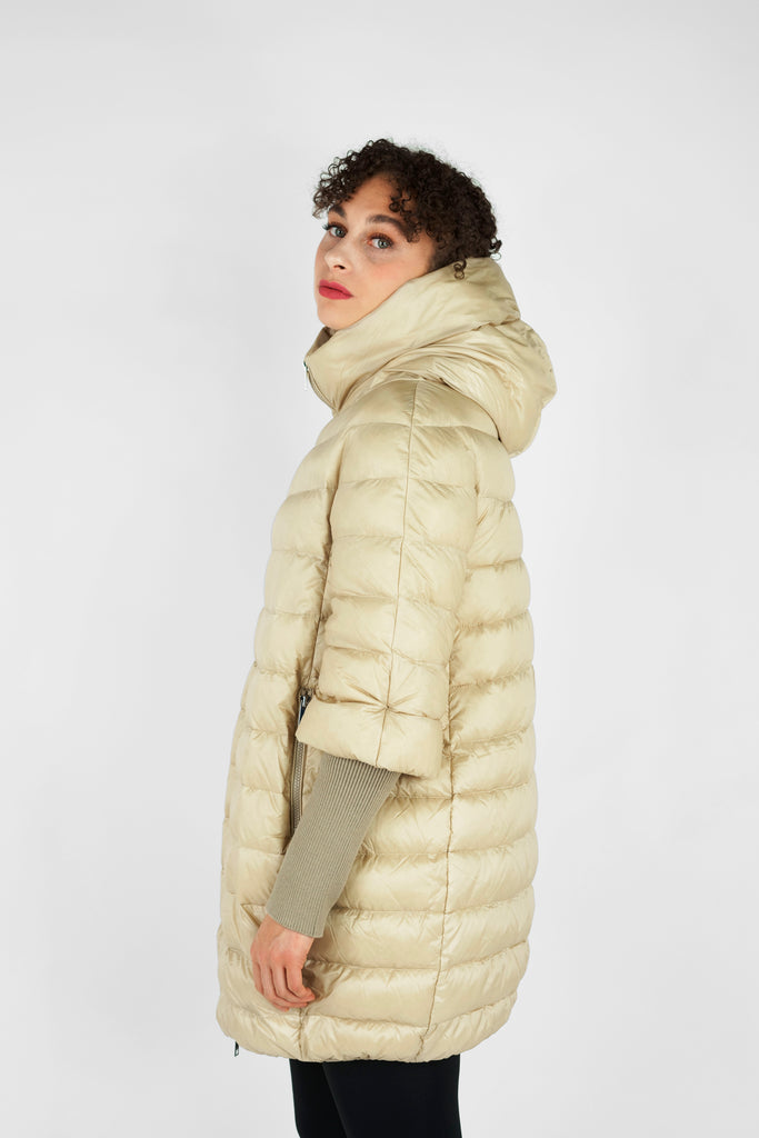 Style trifft auf Funktion: Puffer-Daunenmantel mit Strickärmel  Das Daunen-Modell hat einen voluminösen, relaxed Fit und bietet jede Menge Bewegungsfreiheit. Besonders ist der hohe Stehkragen mit Puffy-Kapuze, die hinten mit einem Druckknopf eingerollt und versteckt werden kann. Weitere Features: Zwei-Wege-Frontzipper und praktische Eingrifftaschen mit Reißverschluss. Die hohen, gerippten Ärmelabschlüsse machen den Kurzmantel zu einem absoluten Fashion-Winterpiece.