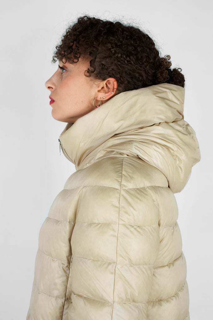 Style trifft auf Funktion: Puffer-Daunenmantel mit Strickärmel  Das Daunen-Modell hat einen voluminösen, relaxed Fit und bietet jede Menge Bewegungsfreiheit. Besonders ist der hohe Stehkragen mit Puffy-Kapuze, die hinten mit einem Druckknopf eingerollt und versteckt werden kann. Weitere Features: Zwei-Wege-Frontzipper und praktische Eingrifftaschen mit Reißverschluss. Die hohen, gerippten Ärmelabschlüsse machen den Kurzmantel zu einem absoluten Fashion-Winterpiece.