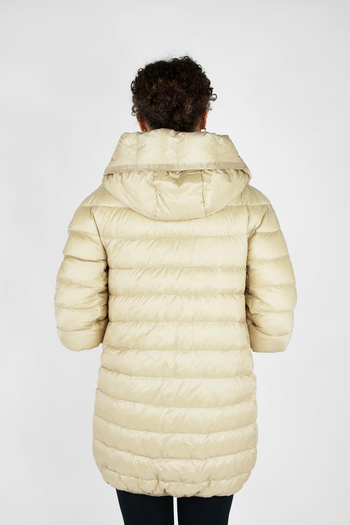 Style trifft auf Funktion: Puffer-Daunenmantel mit Strickärmel  Das Daunen-Modell hat einen voluminösen, relaxed Fit und bietet jede Menge Bewegungsfreiheit. Besonders ist der hohe Stehkragen mit Puffy-Kapuze, die hinten mit einem Druckknopf eingerollt und versteckt werden kann. Weitere Features: Zwei-Wege-Frontzipper und praktische Eingrifftaschen mit Reißverschluss. Die hohen, gerippten Ärmelabschlüsse machen den Kurzmantel zu einem absoluten Fashion-Winterpiece.