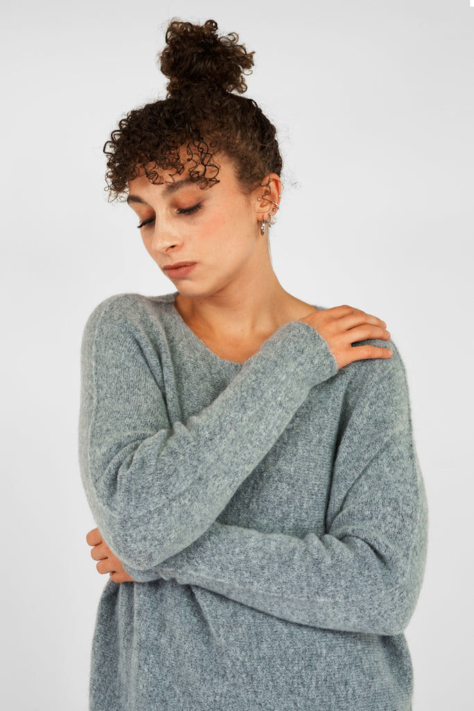 Zeitloser Modetrend: Basic Rundhals-Strickpullover zum Verlieben!  Der Strickpullover mit Rundhals-Ausschnitt aus softem Mohair-Anteil kommt ohne Schulternaht. Besonders: der Rückenteil ist verlängert (5cm) und die Ärmel lang in neuem, schmalem Shape. 