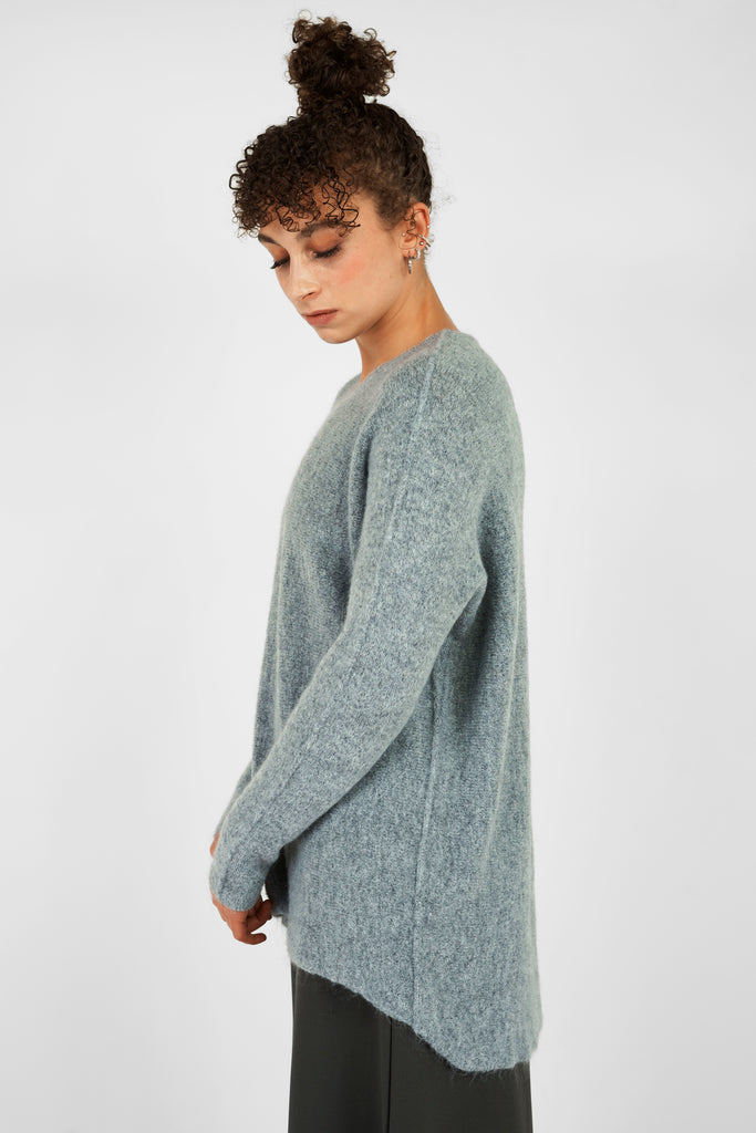 Zeitloser Modetrend: Basic Rundhals-Strickpullover zum Verlieben!  Der Strickpullover mit Rundhals-Ausschnitt aus softem Mohair-Anteil kommt ohne Schulternaht. Besonders: der Rückenteil ist verlängert (5cm) und die Ärmel lang in neuem, schmalem Shape. 