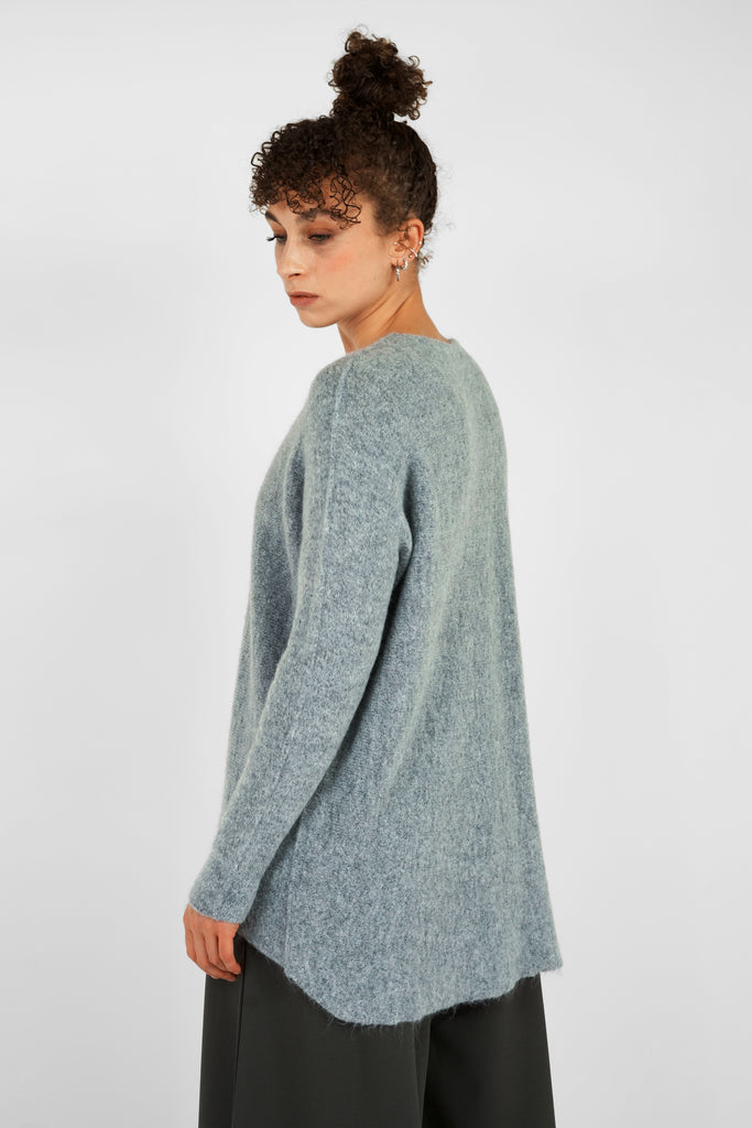 Zeitloser Modetrend: Basic Rundhals-Strickpullover zum Verlieben!  Der Strickpullover mit Rundhals-Ausschnitt aus softem Mohair-Anteil kommt ohne Schulternaht. Besonders: der Rückenteil ist verlängert (5cm) und die Ärmel lang in neuem, schmalem Shape. 