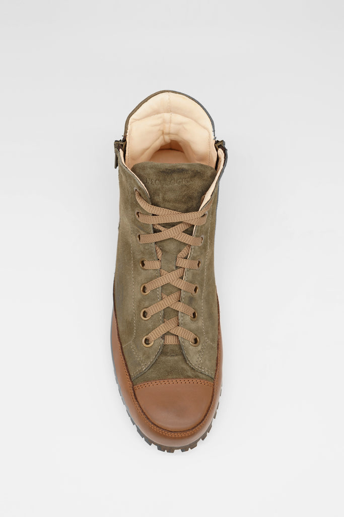 High-Top-Sneaker aus gestepptem Veloursleder mit Einsätzen aus Glattleder an der Laufsohle. 