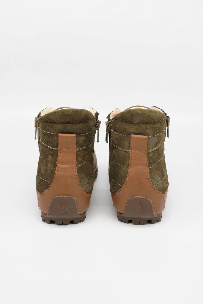 High-Top-Sneaker aus gestepptem Veloursleder mit Einsätzen aus Glattleder an der Laufsohle. 