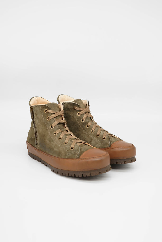 High-Top-Sneaker aus gestepptem Veloursleder mit Einsätzen aus Glattleder an der Laufsohle. 