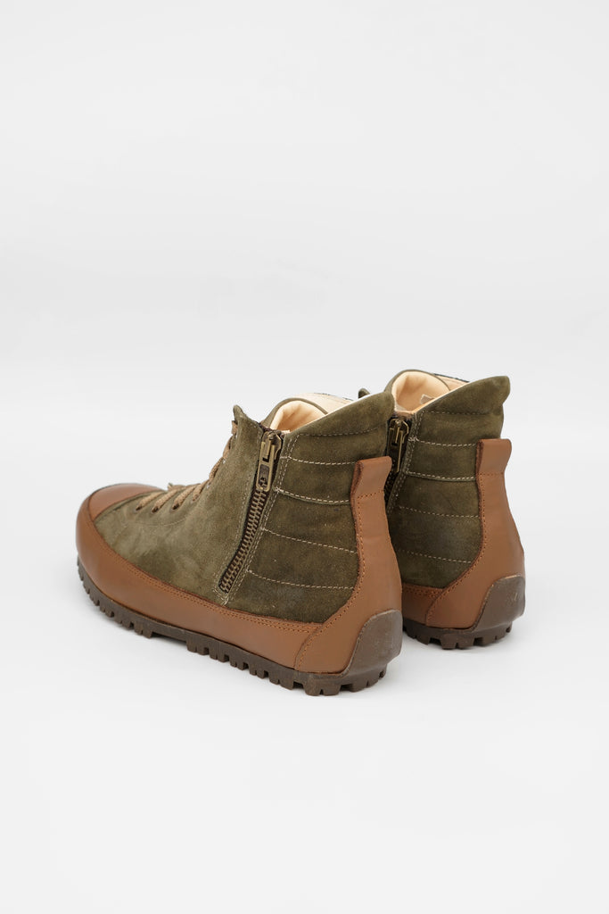 High-Top-Sneaker aus gestepptem Veloursleder mit Einsätzen aus Glattleder an der Laufsohle. 