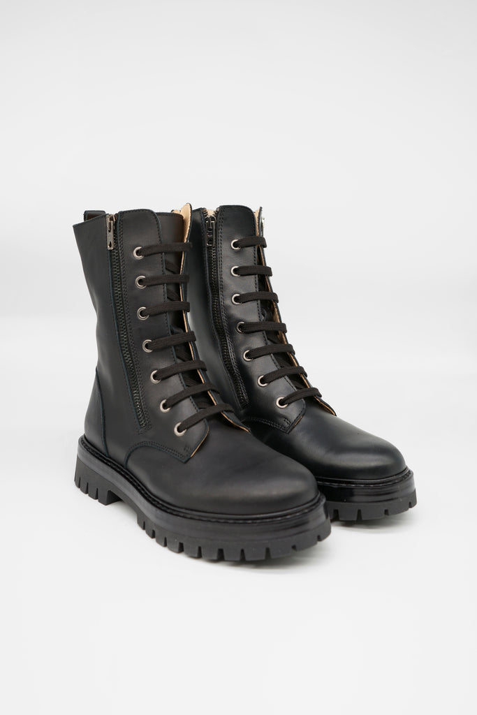Sportiv femininer Look: Schnürstiefel aus Nappaleder mit Reißverschlüssen - schwarz, aus dem Hause L'ecologica.