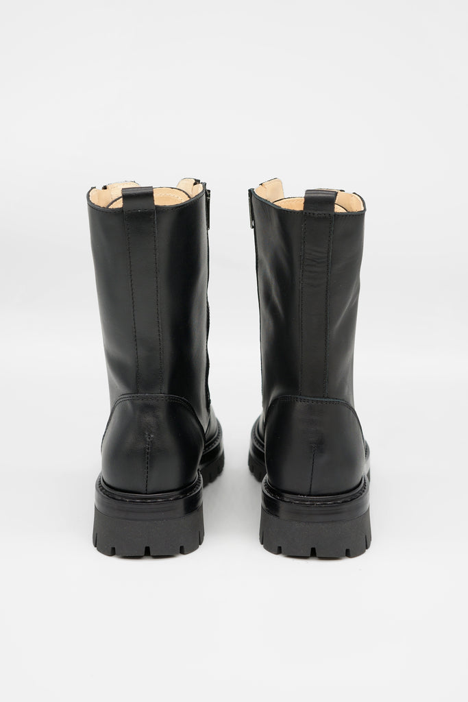 Sportiv femininer Look: Schnürstiefel aus Nappaleder mit Reißverschlüssen - schwarz, aus dem Hause L'ecologica.