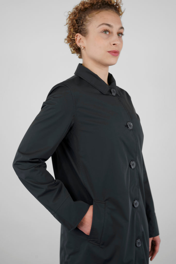 Soft touch Coat Bilbao von HAPPY RAINY DAYS - ein zeitloser und modischer Begleiter an sonnigen und regnerischen Tagen. Der leichte Regenmantel der Firma Happy Rainy Days überzeugt mit hochwertiger Qualität, hoher Funktionalität und modernem Design.   wasserdicht, winddicht und atmungsaktiv verschweißte Nähte