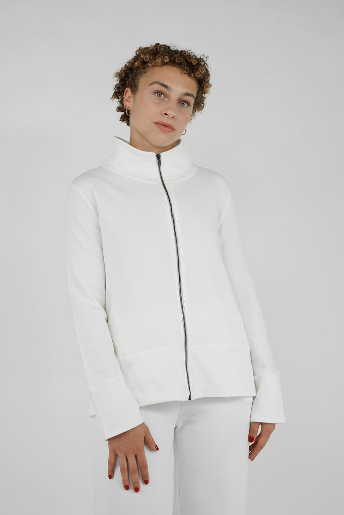 Cooler Sweat-Trend feminin umgesetzt!  Unsere Sweatshirt-Jacke in A-Form aus leichter, hochwertiger Sweat-Ware ist ein absolut moderner Alltags-Begleiter. Details: A-Shape mit halbhohem Stehkragen, hinten mit leicht abgerundeter Saumlinie und Eingrifftaschen an der Seitennaht. Eyecatcher: doppelt verarbeitete Bündchen aus Self-Fabric und Zipper-Verschluss aus dunklem Metall. Mit typischer Frottee-Innenseite.