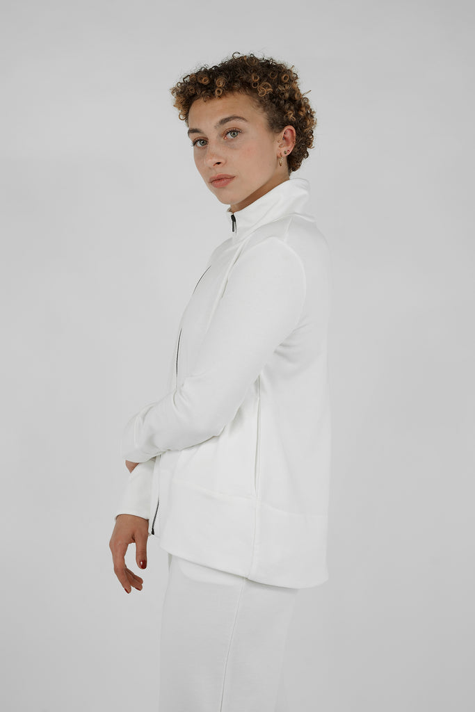 Cooler Sweat-Trend feminin umgesetzt!  Unsere Sweatshirt-Jacke in A-Form aus leichter, hochwertiger Sweat-Ware ist ein absolut moderner Alltags-Begleiter. Details: A-Shape mit halbhohem Stehkragen, hinten mit leicht abgerundeter Saumlinie und Eingrifftaschen an der Seitennaht. Eyecatcher: doppelt verarbeitete Bündchen aus Self-Fabric und Zipper-Verschluss aus dunklem Metall. Mit typischer Frottee-Innenseite.