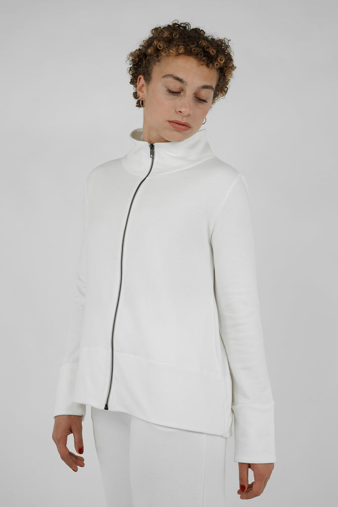 Cooler Sweat-Trend feminin umgesetzt!  Unsere Sweatshirt-Jacke in A-Form aus leichter, hochwertiger Sweat-Ware ist ein absolut moderner Alltags-Begleiter. Details: A-Shape mit halbhohem Stehkragen, hinten mit leicht abgerundeter Saumlinie und Eingrifftaschen an der Seitennaht. Eyecatcher: doppelt verarbeitete Bündchen aus Self-Fabric und Zipper-Verschluss aus dunklem Metall. Mit typischer Frottee-Innenseite.
