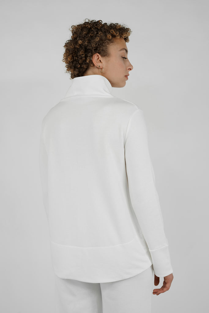 Cooler Sweat-Trend feminin umgesetzt!  Unsere Sweatshirt-Jacke in A-Form aus leichter, hochwertiger Sweat-Ware ist ein absolut moderner Alltags-Begleiter. Details: A-Shape mit halbhohem Stehkragen, hinten mit leicht abgerundeter Saumlinie und Eingrifftaschen an der Seitennaht. Eyecatcher: doppelt verarbeitete Bündchen aus Self-Fabric und Zipper-Verschluss aus dunklem Metall. Mit typischer Frottee-Innenseite.