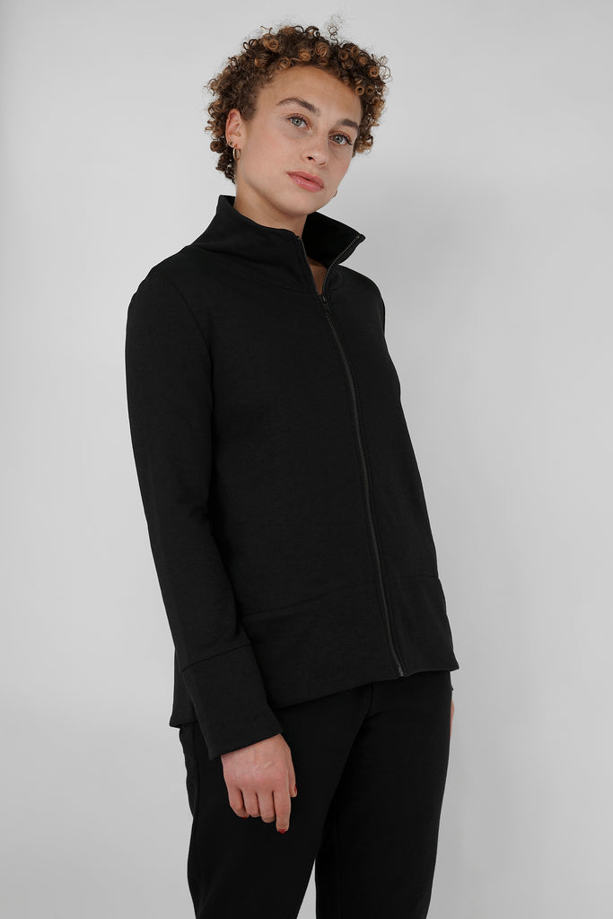 Cooler Sweat-Trend feminin umgesetzt!  Unsere Sweatshirt-Jacke in A-Form aus leichter, hochwertiger Sweat-Ware ist ein absolut moderner Alltags-Begleiter. Details: A-Shape mit halbhohem Stehkragen, hinten mit leicht abgerundeter Saumlinie und Eingrifftaschen an der Seitennaht. Eyecatcher: doppelt verarbeitete Bündchen aus Self-Fabric und Zipper-Verschluss aus dunklem Metall. Mit typischer Frottee-Innenseite.