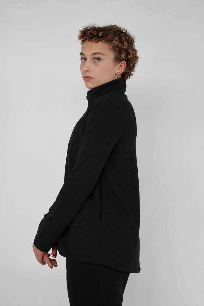 Cooler Sweat-Trend feminin umgesetzt!  Unsere Sweatshirt-Jacke in A-Form aus leichter, hochwertiger Sweat-Ware ist ein absolut moderner Alltags-Begleiter. Details: A-Shape mit halbhohem Stehkragen, hinten mit leicht abgerundeter Saumlinie und Eingrifftaschen an der Seitennaht. Eyecatcher: doppelt verarbeitete Bündchen aus Self-Fabric und Zipper-Verschluss aus dunklem Metall. Mit typischer Frottee-Innenseite.