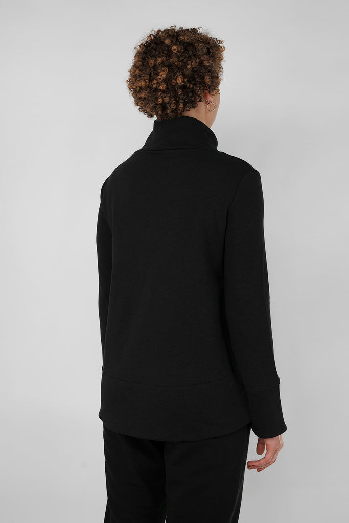 Cooler Sweat-Trend feminin umgesetzt!  Unsere Sweatshirt-Jacke in A-Form aus leichter, hochwertiger Sweat-Ware ist ein absolut moderner Alltags-Begleiter. Details: A-Shape mit halbhohem Stehkragen, hinten mit leicht abgerundeter Saumlinie und Eingrifftaschen an der Seitennaht. Eyecatcher: doppelt verarbeitete Bündchen aus Self-Fabric und Zipper-Verschluss aus dunklem Metall. Mit typischer Frottee-Innenseite.