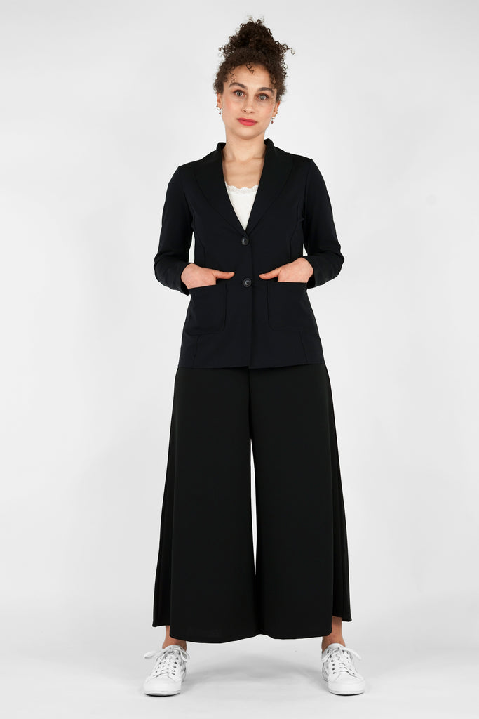 Taillierter Blazer aus Viskose-Mix-Qualität in schwarz