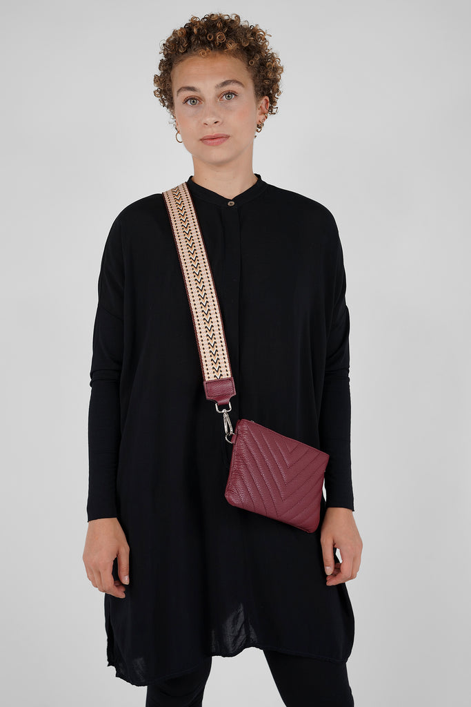  Im Handumdrehen aufgepeppt - Schulterriemen gehören zu den coolsten Accessoires der Saison, denn sie machen Taschen zum echten Hingucker.   Dieser besondere Schulterriemen bringt Abwechslung in den Taschenalltag und gibt jeder Tasche einen neuen Look. Das robuste Gurtband lässt sich dank zweier Karabiner unkompliziert anbringen und auswechseln. 