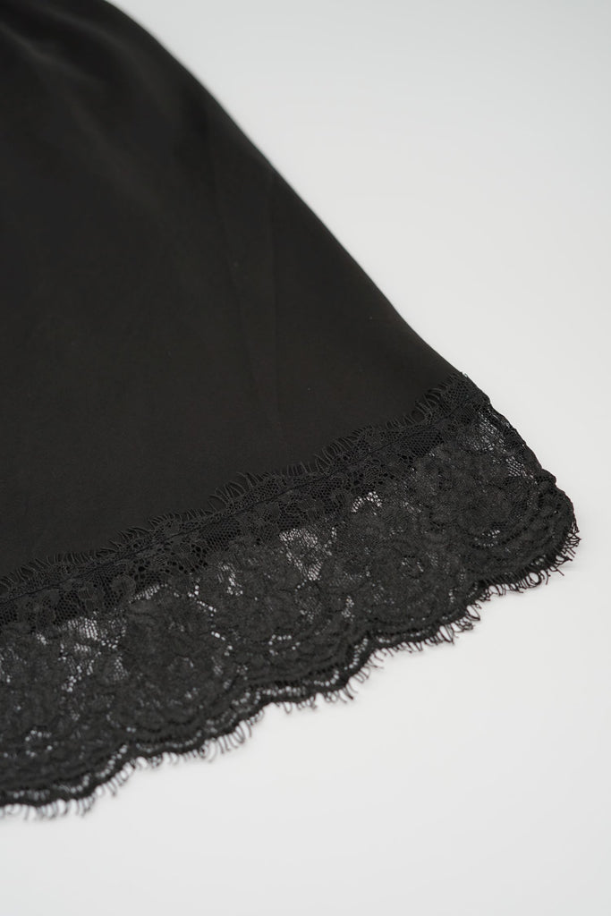 Spitzentops: Ideal als Unterhemd oder Blazertop.  Modern designter Klassiker und perfekter Unterzieher: das locker geschnittene Top aus reiner, fließender Viskose-Qualität, verziert durch Spitzenvolants an Ausschnitt und Saum. Details: mit elastischen, verstellbaren Trägern, V-Ausschnitt und gerader, elastischer  Rücken-Ausschnittlinie. A-Shape mit sanft geschwungenem Saumverlauf.   Rückenlänge mit Spitze am Saum = 45 cm das Model ist 171 cm groß und trägt ONE SIZE Made in Italy Material: 100% Viskose